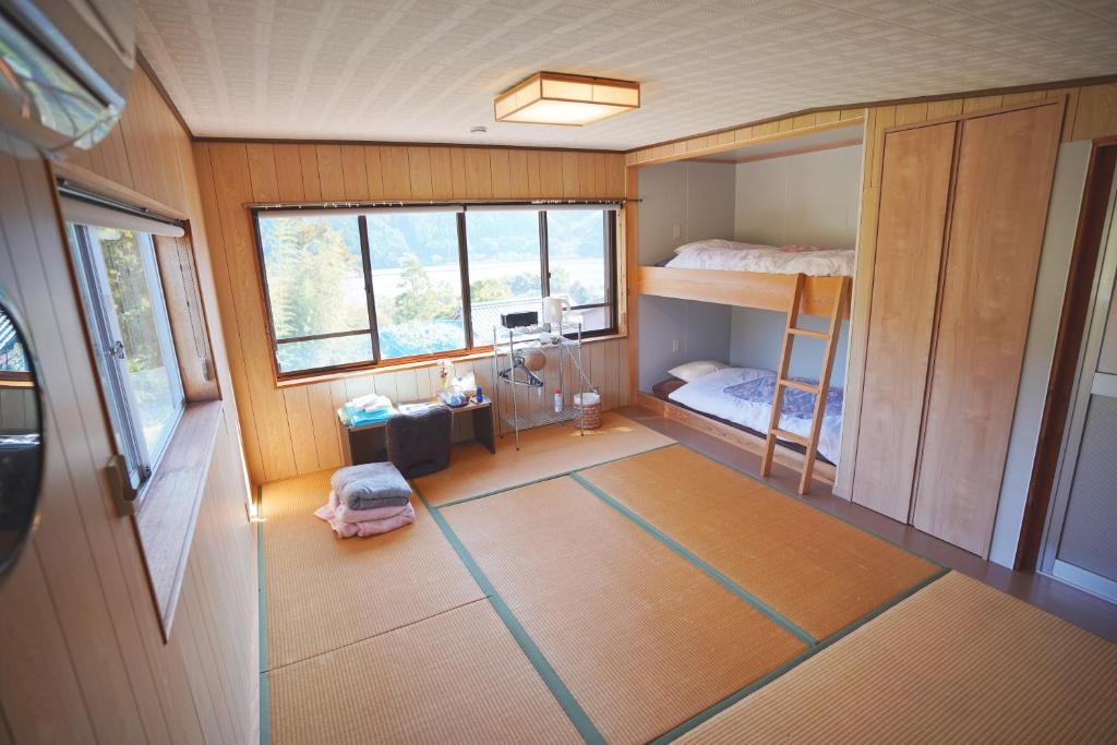 Habitación pequeña con 1 litera y 1 dormitorio en 農家民宿茶の香 