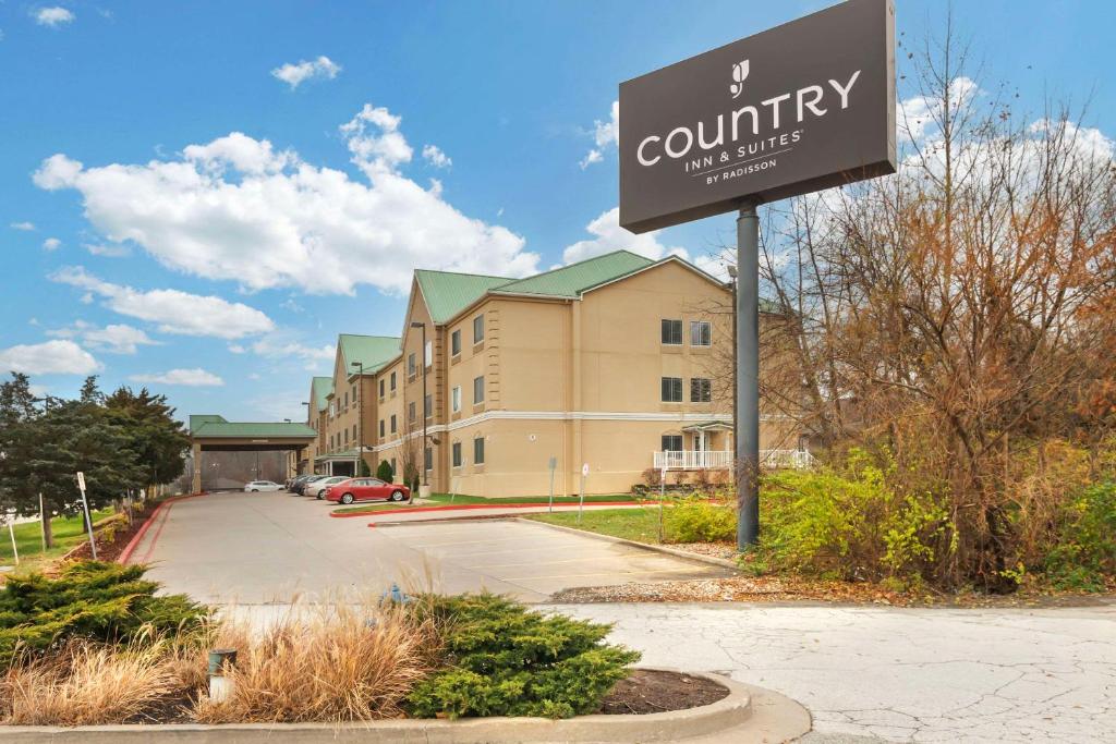 een bord voor een gebouw bij Country Inn & Suites by Radisson, Columbia, MO in Columbia