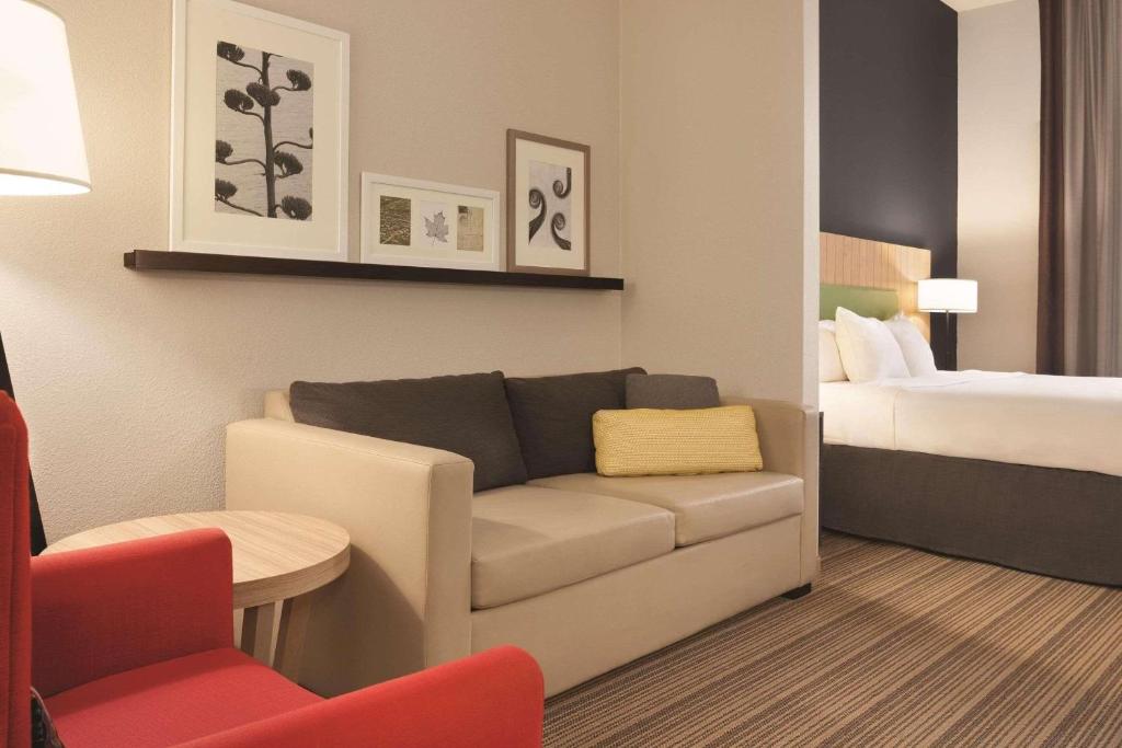 Country Inn & Suites by Radisson, St Charles Historic District - King Suite Met één Slaapkamer Met Een Bankje