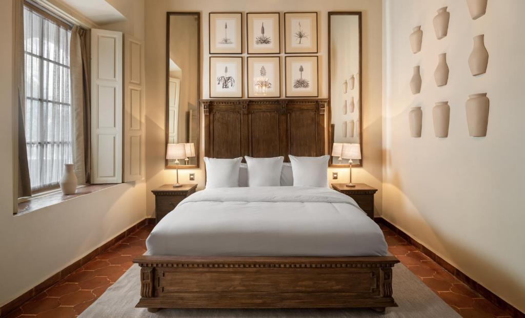 Casa Alondra في موريليا: غرفة نوم بسرير مع طاولتين ومصباحين