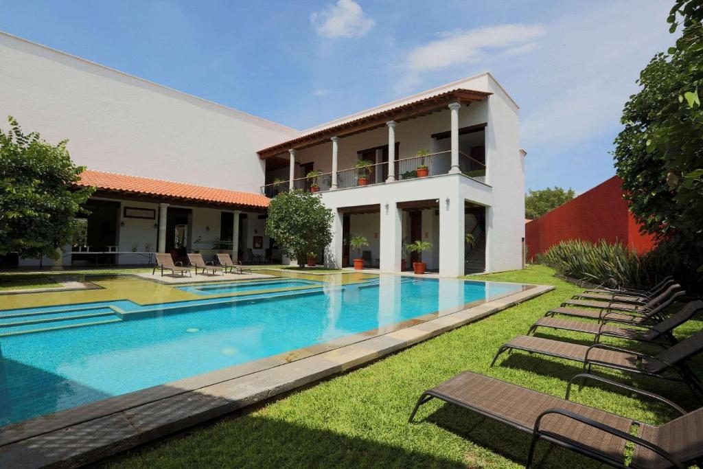 uma piscina em frente a uma casa em Radisson Hotel Cuernavaca em Cuernavaca