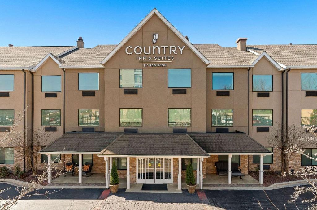 Country Inn & Suites by Radisson, Asheville at Asheville Outlet Mall, NC في أشفيل: منظر خارجي على فندق أجنحة مقاطعة أقصى