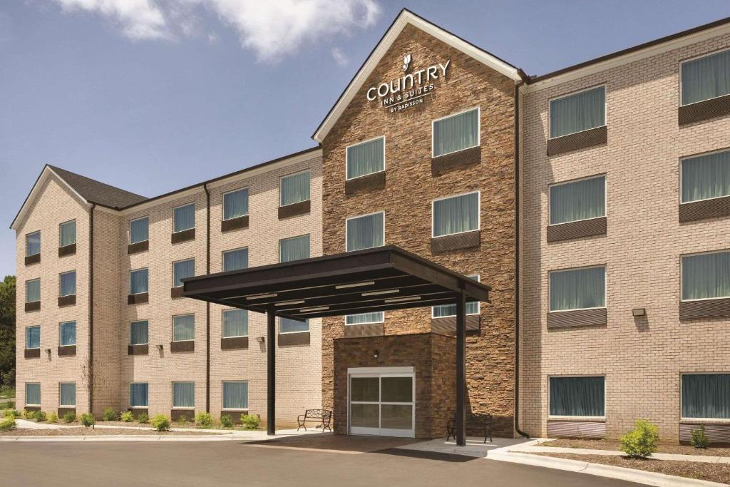 a building with the words country inn and suites at Country Inn & Suites by Radisson, Greensboro, NC in Greensboro