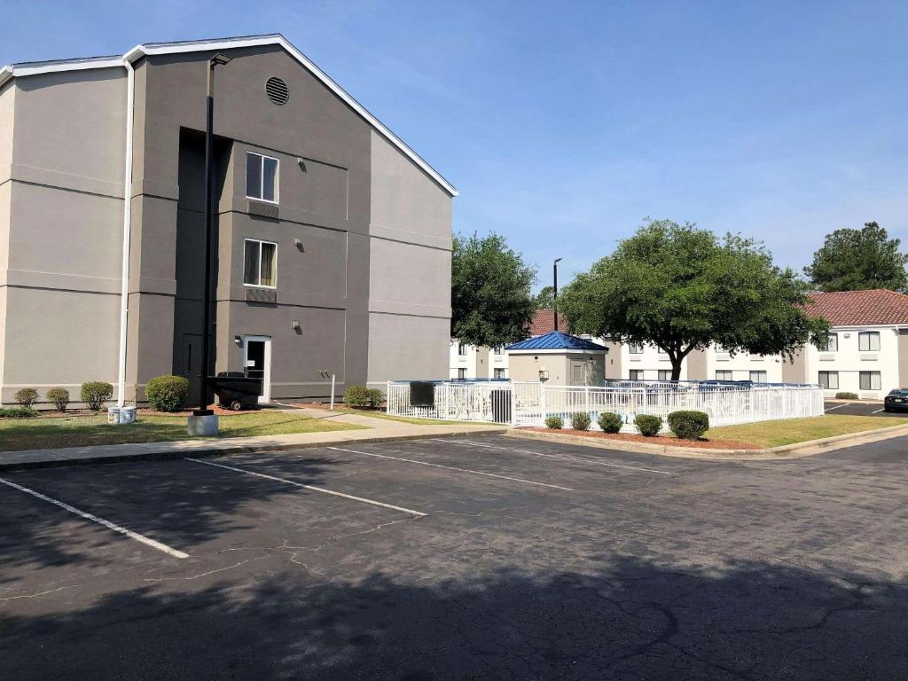un edificio con un estacionamiento delante de él en Country Inn & Suites by Radisson, Fayetteville I-95, NC, en Fayetteville