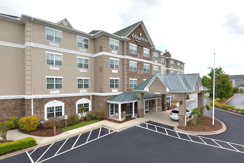 アッシュビルにあるCountry Inn & Suites by Radisson, Asheville West near Biltmoreの駐車場付きホテル