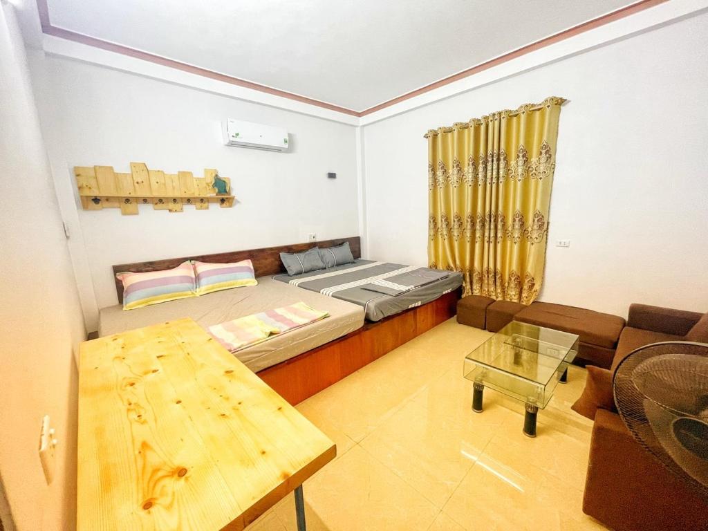Habitación pequeña con cama y mesa en SenHomestay 