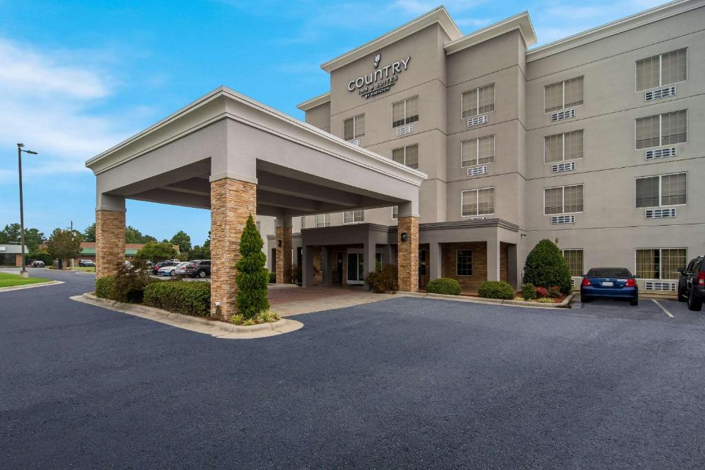 Country Inn & Suites by Radisson, Goldsboro, NC في غولدزبورو: تقديم فندق بموقف