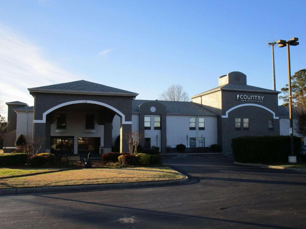 Winterville的住宿－Country Inn & Suites by Radisson, Greenville, NC，前面有标志的建筑