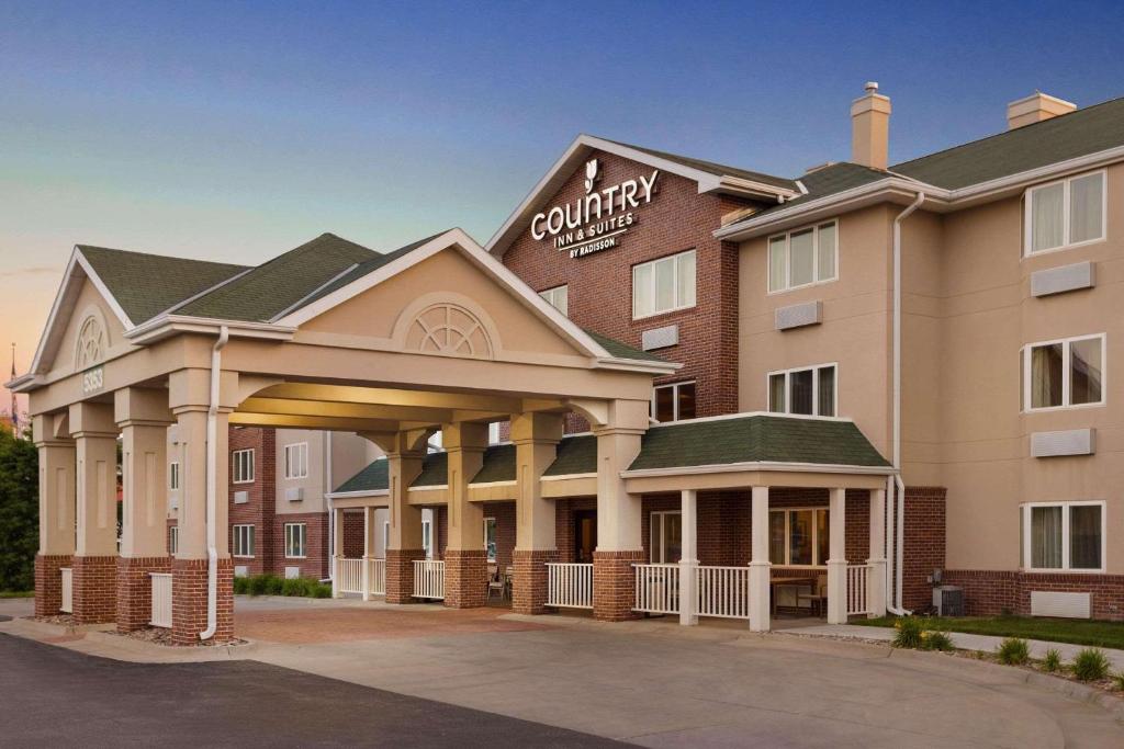 una representación de la parte delantera de un hotel en Country Inn & Suites by Radisson, Lincoln North Hotel and Conference Center, NE, en Lincoln