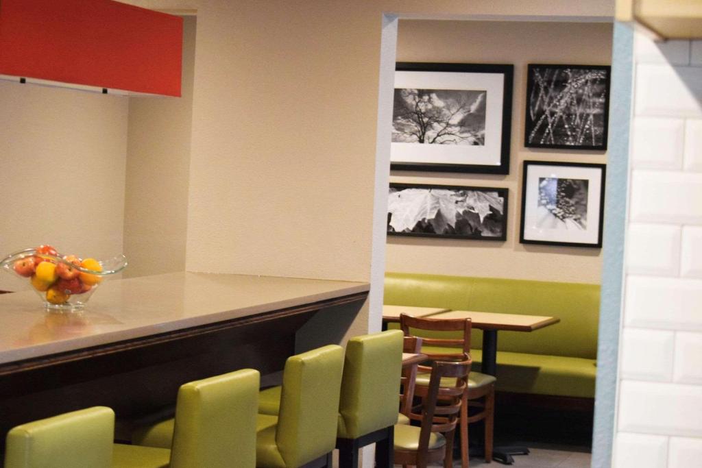 a restaurant with a counter and chairs and a table at Country Inn & Suites by Radisson, Lincoln North Hotel and Conference Center, NE in Lincoln