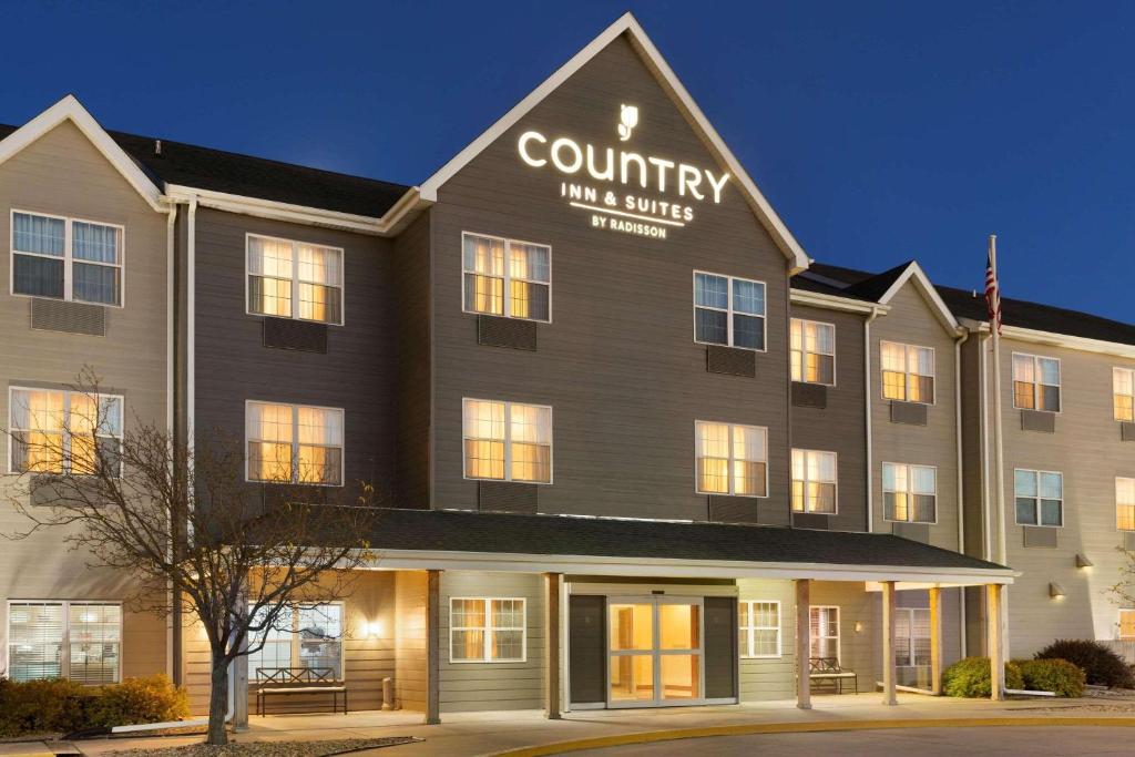 Country Inn & Suites by Radisson, Kearney, NE في كيرني: تقديم نزل واجنحة ريفية