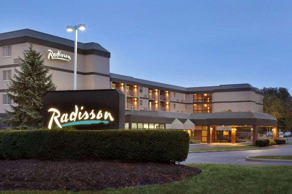 a hotel with a sign in front of a building at Radisson Akron-Fairlawn Copley in Fairlawn