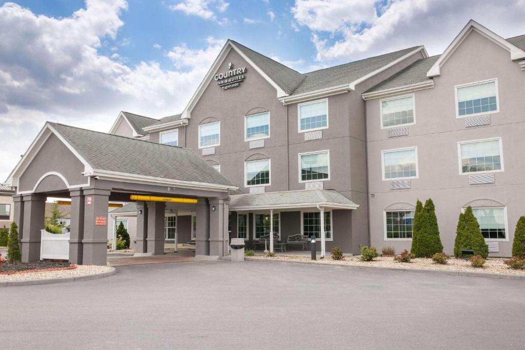 ein Hotel mit einem Gebäude in der Unterkunft Country Inn & Suites by Radisson, Columbus West, OH in Columbus