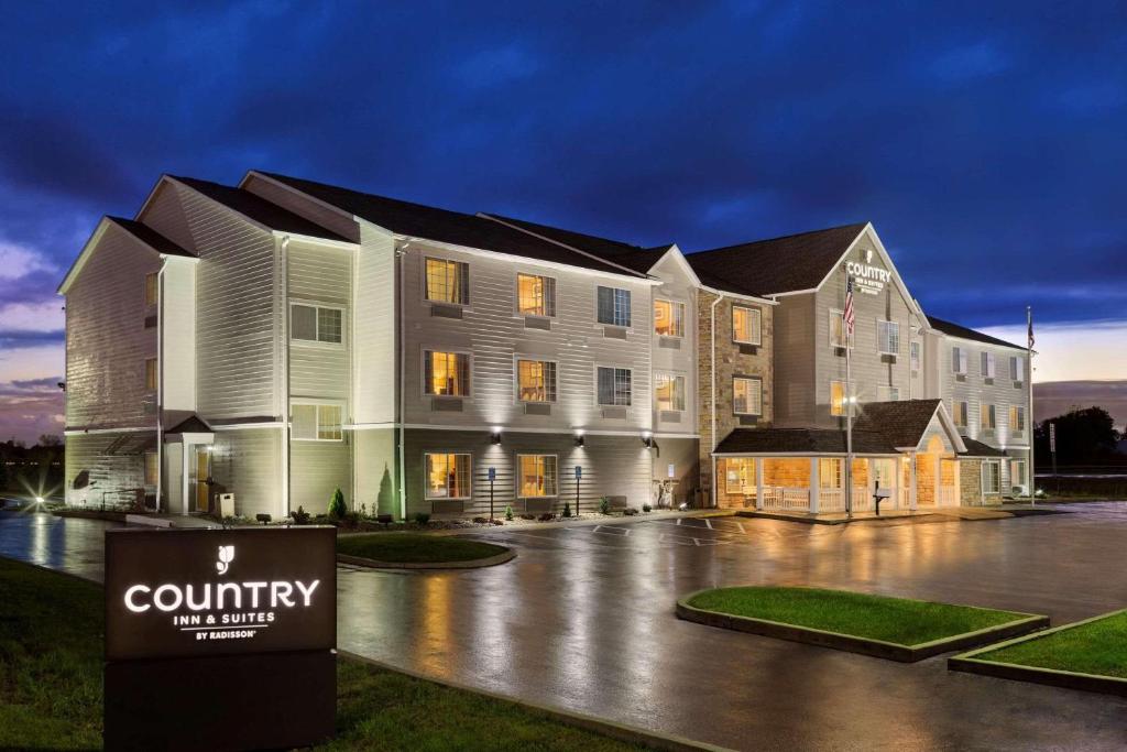 duży budynek z znakiem przed nim w obiekcie Country Inn & Suites by Radisson, Marion, OH w mieście Marion