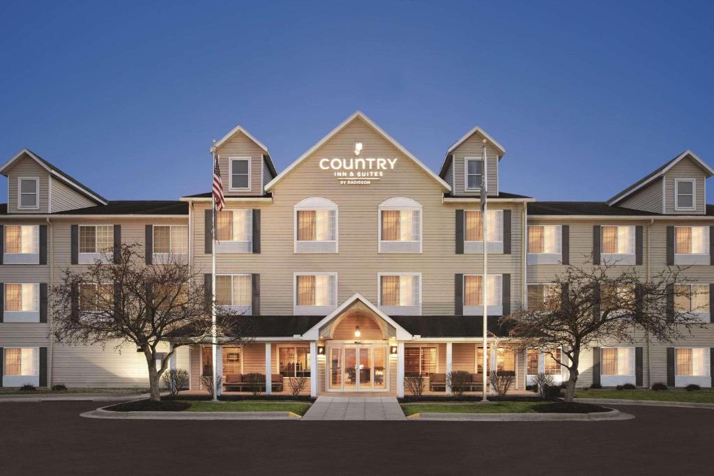 a large building with a sign on the front of it at Country Inn & Suites by Radisson, Springfield, OH in Springfield