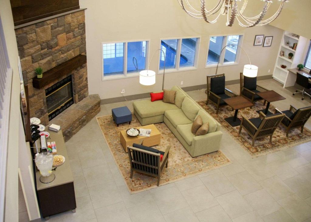 Posezení v ubytování Country Inn & Suites by Radisson, Prineville, OR