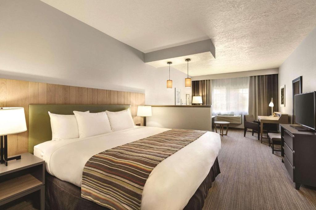 Postel nebo postele na pokoji v ubytování Country Inn & Suites by Radisson, Prineville, OR