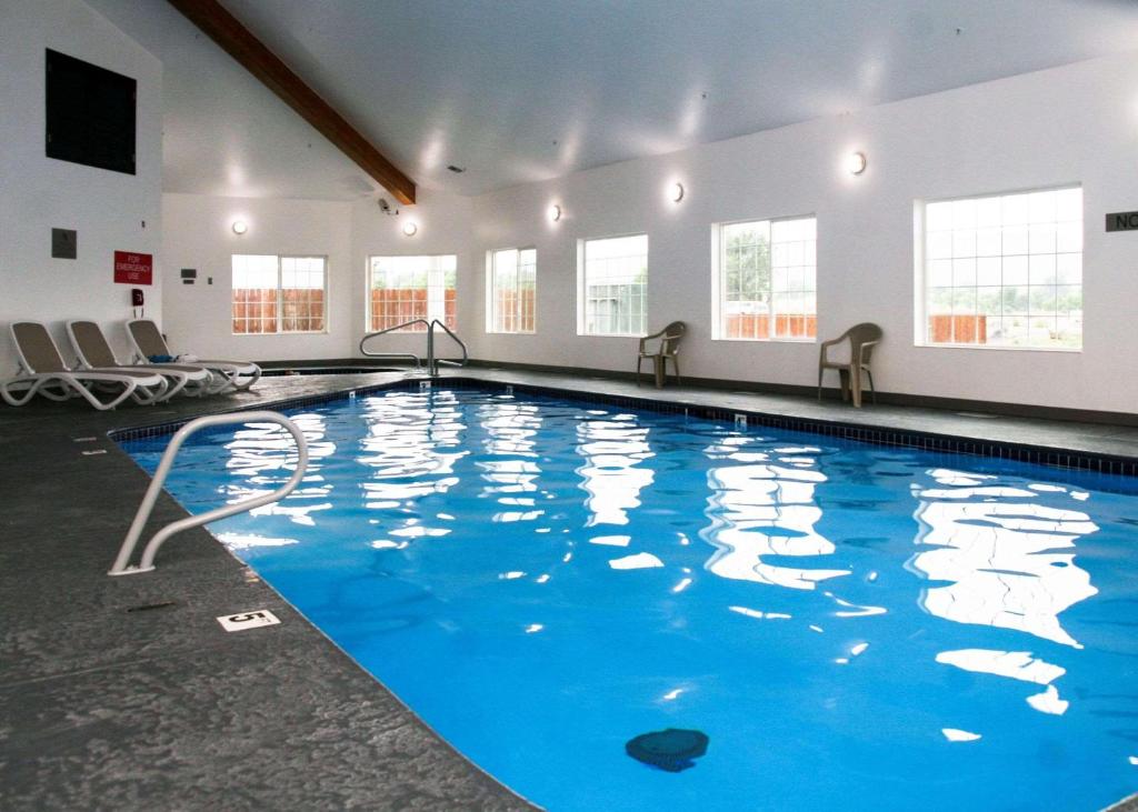 Bazén v ubytování Country Inn & Suites by Radisson, Prineville, OR nebo v jeho okolí