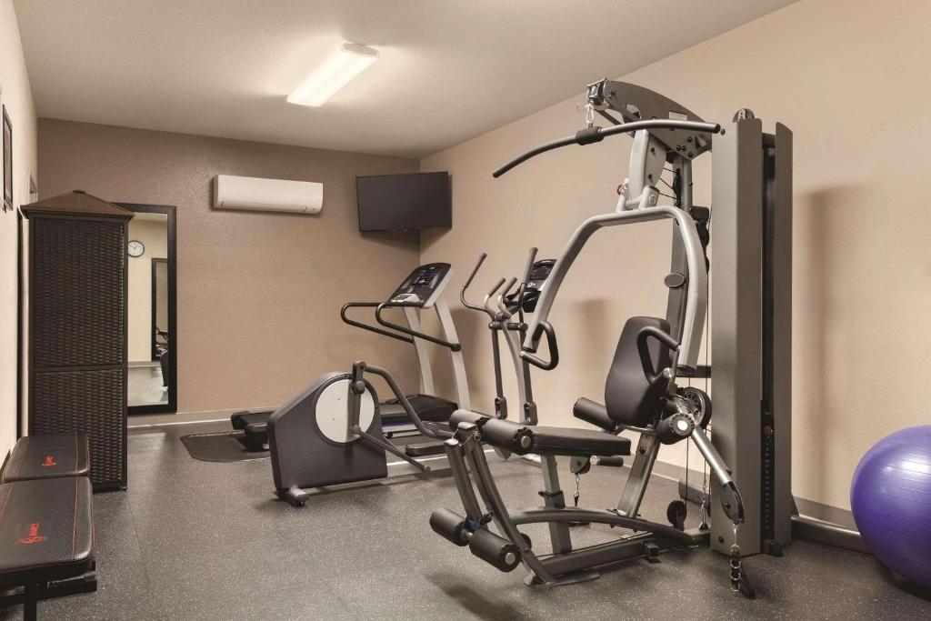 Fitness centrum a/nebo fitness zařízení v ubytování Country Inn & Suites by Radisson, Prineville, OR