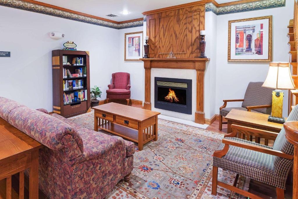 sala de estar con sofá y chimenea en Country Inn & Suites by Radisson, Chambersburg, PA en Chambersburg