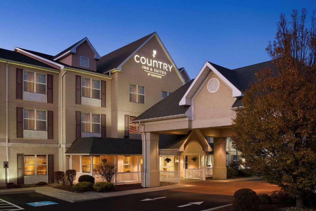 ein Hotel mit einem Gebäude in der Unterkunft Country Inn & Suites by Radisson, Frackville (Pottsville), PA in Mount Pleasant