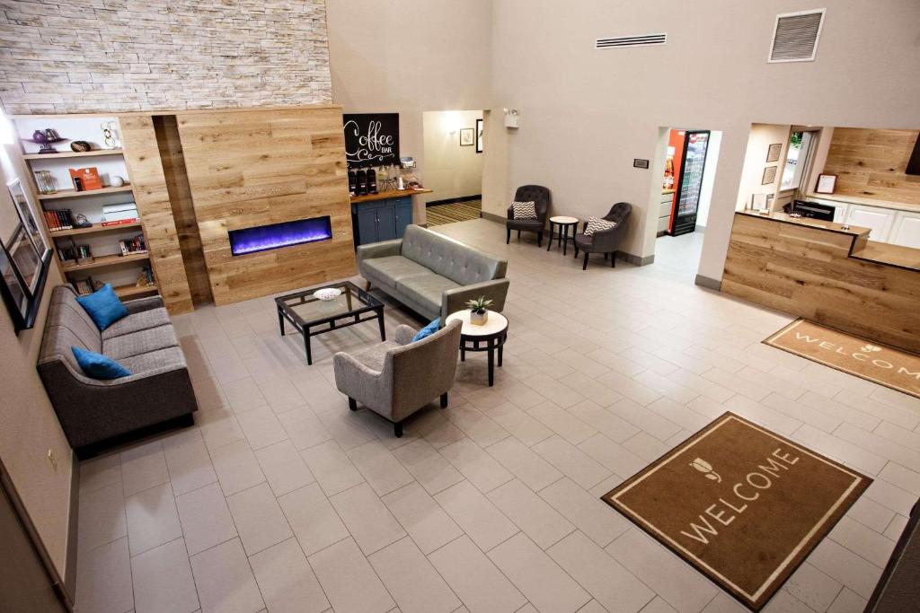 an overhead view of a living room with a couch and chairs at Country Inn & Suites by Radisson, Harrisburg West Mechanicsburg in Mechanicsburg