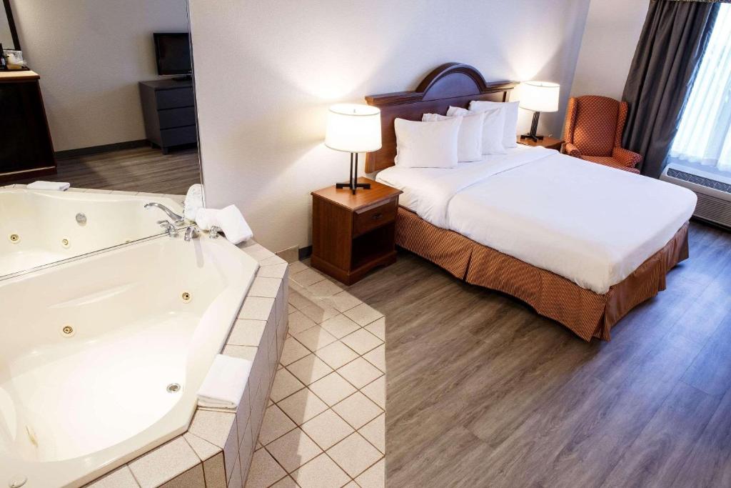 Country Inn & Suites by Radisson, Harrisburg West Mechanicsburg - King Suite Met Whirlpool - Niet -roken