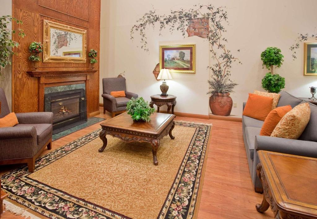 sala de estar con muebles y chimenea en Country Inn & Suites by Radisson, Columbia, SC en Columbia