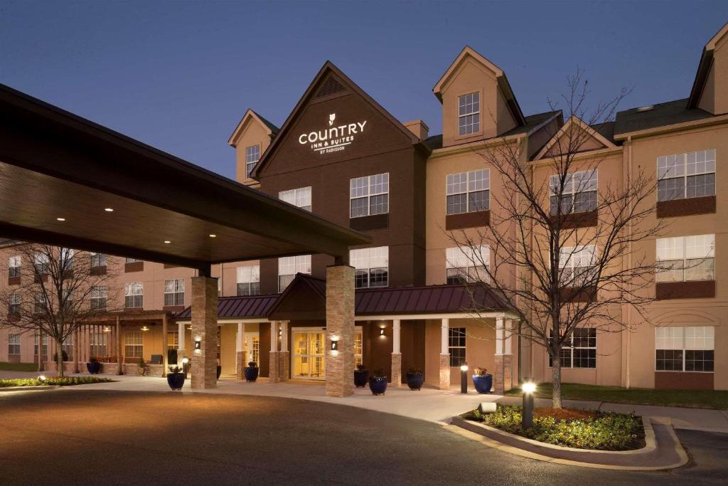 エイキンにあるCountry Inn & Suites by Radisson, Aiken, SCの中庭のホテルの夜景