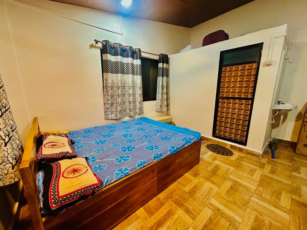 Habitación pequeña con cama y ventana en Shreekrupa homestay dapoli, en Jalgaon