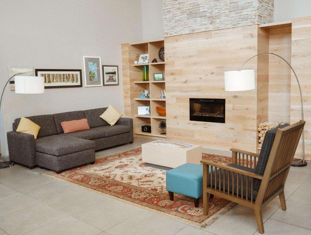 sala de estar con sofá y chimenea en Country Inn & Suites by Radisson, Myrtle Beach, SC, en Myrtle Beach