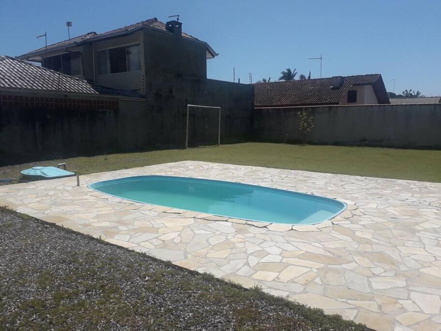 een klein zwembad in een tuin bij Sobrado com piscina e campinho! in Boa Vista