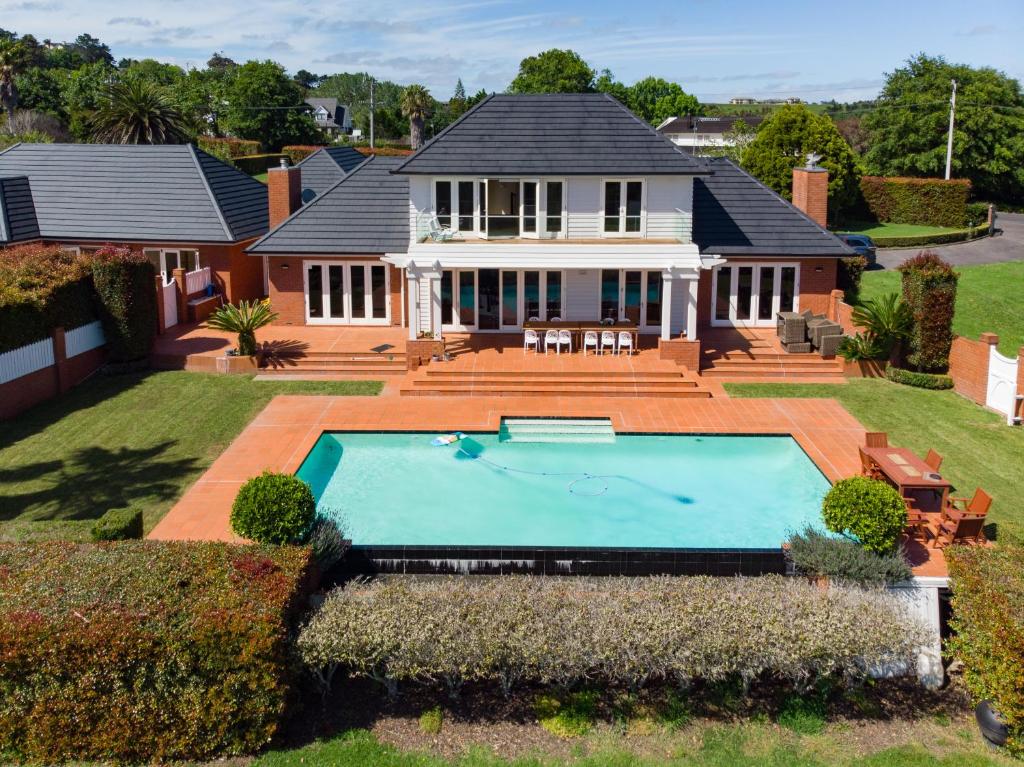 ein Haus mit Pool im Hof in der Unterkunft Experience luxury at its finest in Whitford in Whitford