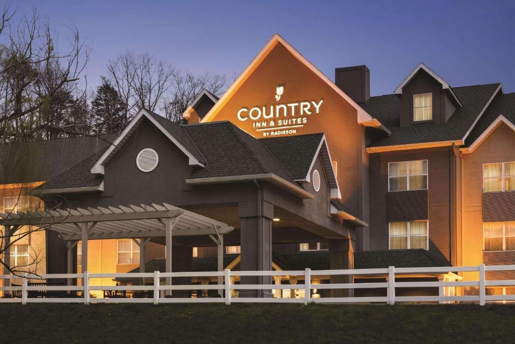 a building with a sign that reads country inn suites at Country Inn & Suites by Radisson, Chattanooga-Lookout Mountain in Chattanooga