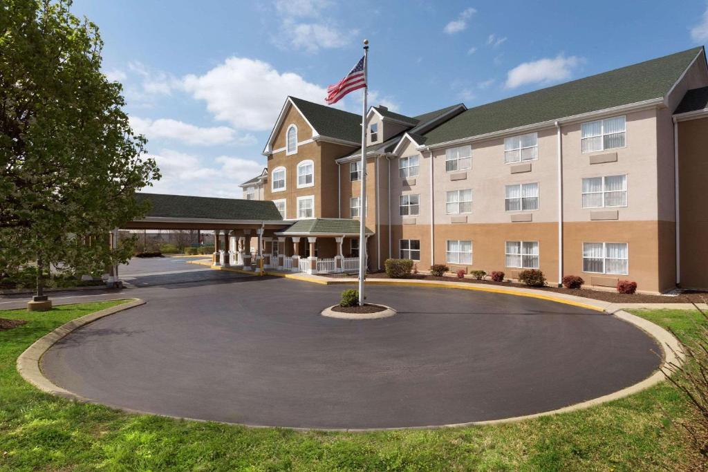 a hotel with a basketball hoop in front of a building at Country Inn & Suites by Radisson, Nashville, TN in Nashville