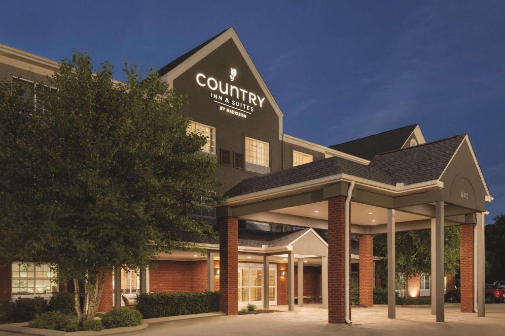 a building with a sign on the front of it at Country Inn & Suites by Radisson, Goodlettsville, TN in Goodlettsville