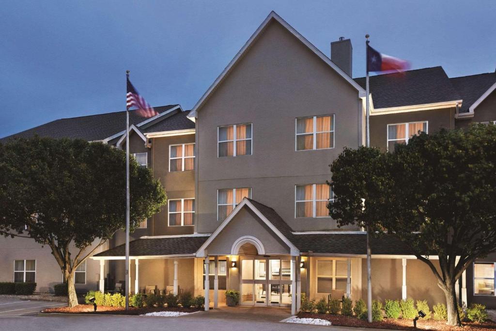 ルイスビルにあるCountry Inn & Suites by Radisson, Lewisville, TXの夜の宿の描写
