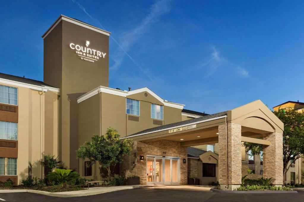 聖安東尼奧的住宿－Country Inn & Suites by Radisson, San Antonio Medical Center, TX，酒店前方的 ⁇ 染