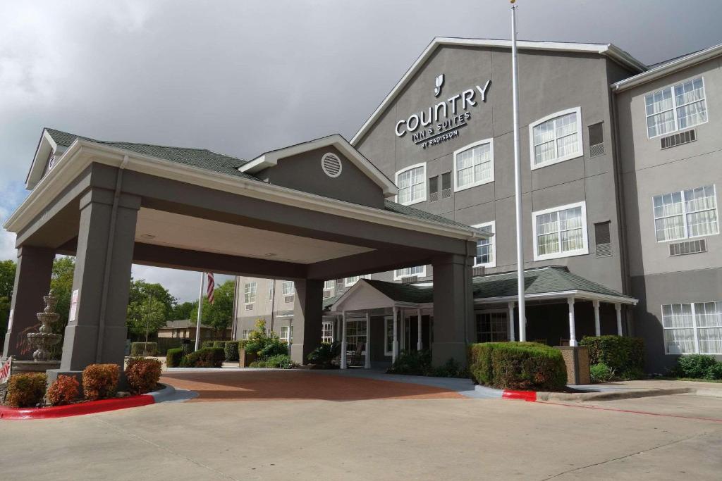 Country Inn & Suites by Radisson, Round Rock, TX في راوند روك: تقديم فندق بمبنى