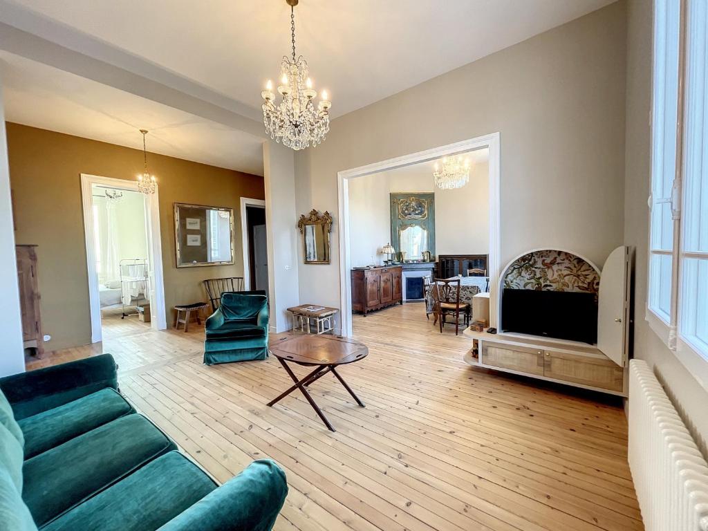 uma sala de estar com um sofá e uma mesa em Appartement Granville, 4 pièces, 6 personnes - FR-1-361-392 em Granville