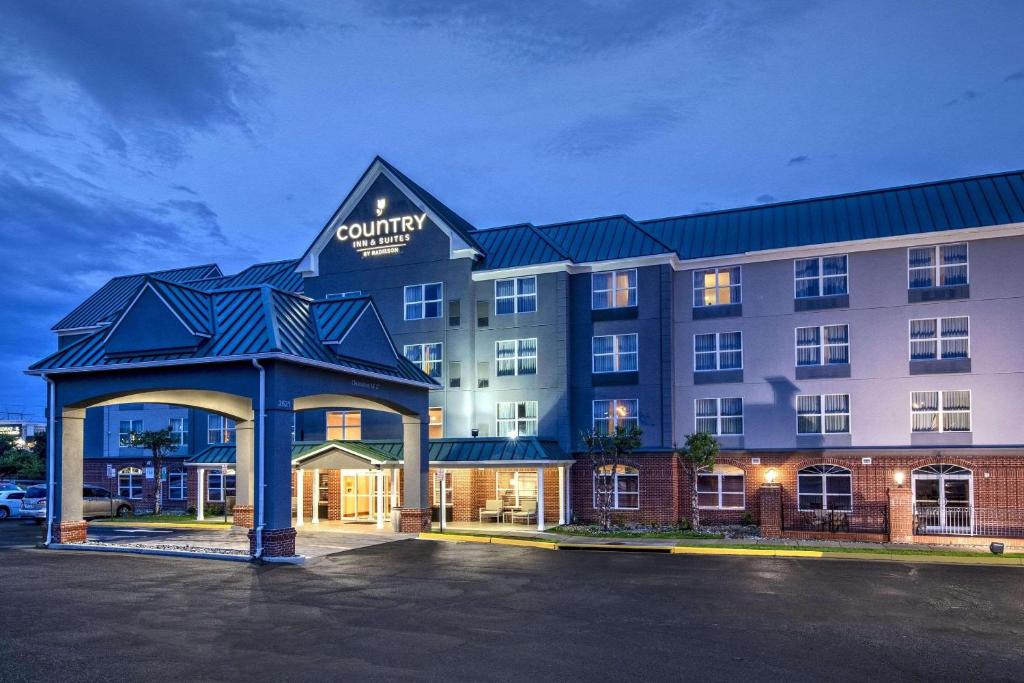 un hôtel avec un bâtiment doté d'un parking dans l'établissement Country Inn & Suites by Radisson, Potomac Mills Woodbridge, VA, à Woodbridge