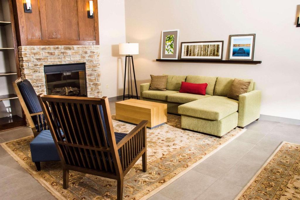 sala de estar con sofá y chimenea en Country Inn & Suites by Radisson, Winchester, VA, en Winchester