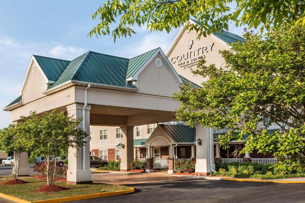 a front view of a hotel with a building at Country Inn & Suites by Radisson, Chester, VA in Chester