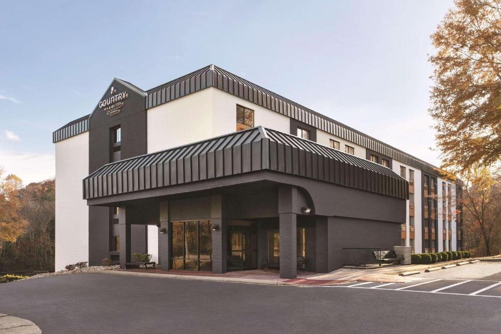 a hotel with a black and white building at Country Inn & Suites by Radisson, Williamsburg East Busch Gardens , VA in Williamsburg