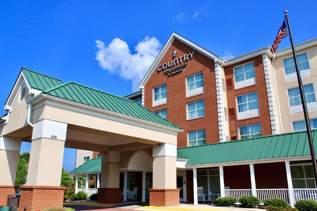 uma vista frontal de um hotel em Country Inn & Suites by Radisson, Fredericksburg, VA em Fredericksburg