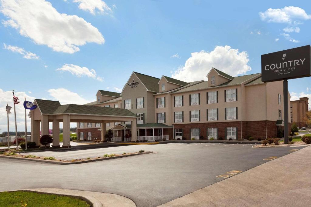 un gran edificio con un cartel delante en Country Inn & Suites by Radisson, Harrisonburg, VA, en Harrisonburg