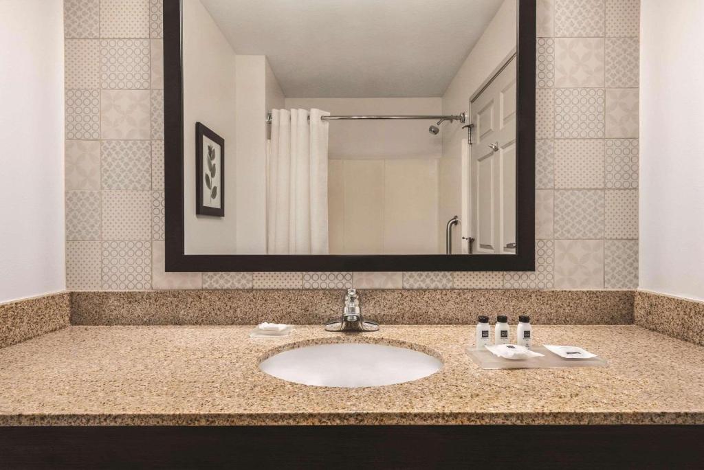 Country Inn & Suites by Radisson, Green Bay East, WI - Camera King Con Divano Letto - Non Fumatori