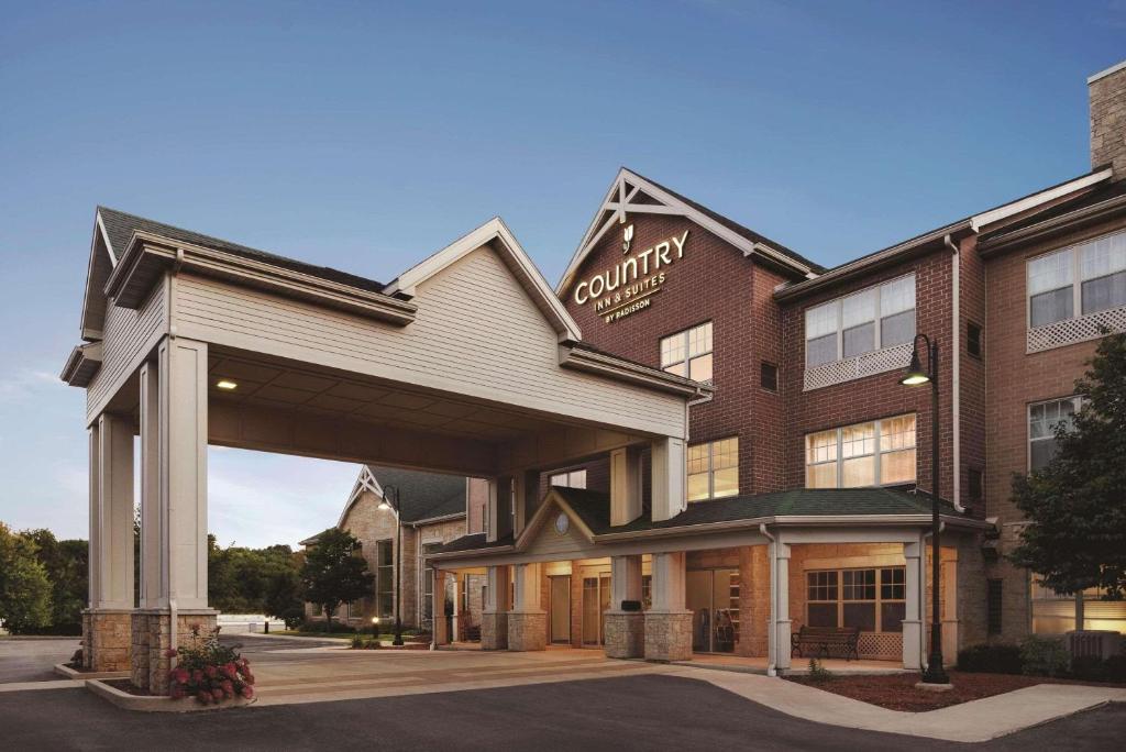 un hotel con un cartel en la parte delantera en Country Inn & Suites by Radisson, Madison Southwest, WI, en Fitchburg