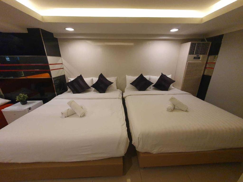 De Lux Bangkok Hotel - Viervoudige Kamer Met Gedeelde Badkamer
