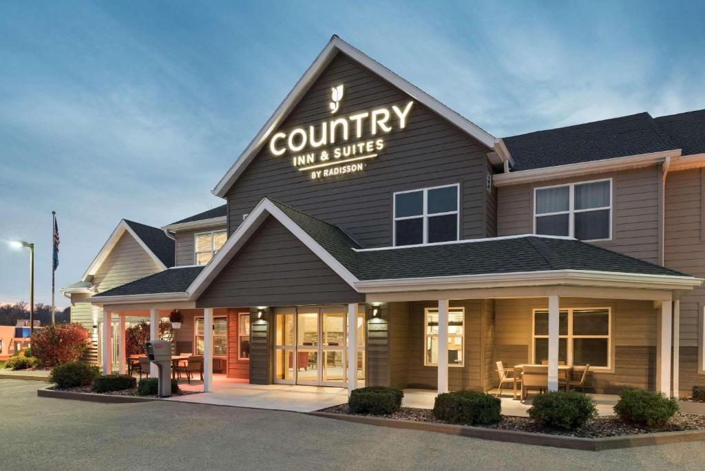 PlattevilleにあるCountry Inn & Suites by Radisson, Platteville, WIのカントリー イン&スイート ビルディング オブ ザ サイン